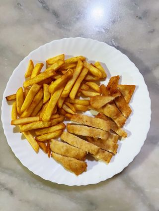 Pechuga Empanada Con Patatas Fritas