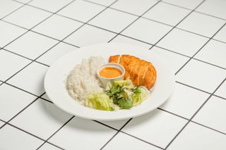 Куриное филе с рисом и соусом