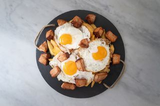Huevos Rotos Con Lomo Y Arzúa