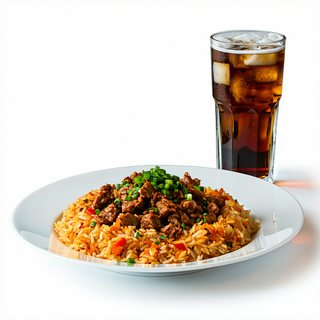 Plato arroz con carne y bebida