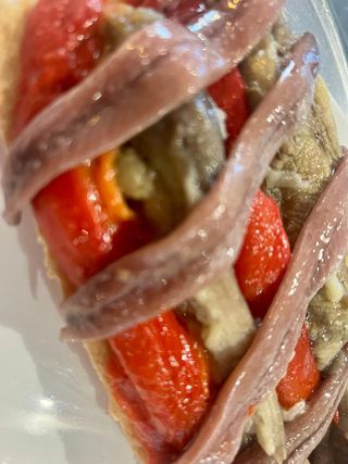 Tostada De Pan De Coca Con Anchoas Y Escalivada