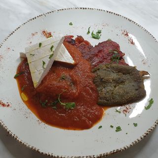 Пиперки с доматен сос и краве сирене (300г)