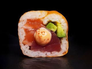 МАМЕНОРІ ЛОСОСЬ ТУНЕЦЬ РОЛ (230g)