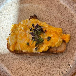 Tostada de huevos revueltos