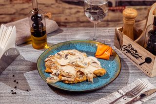 Șnițel de porc cu sos smântână și ciuperci