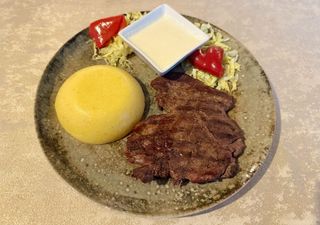 Pastramă de oaie la grătar cu mămăligă și mujdei