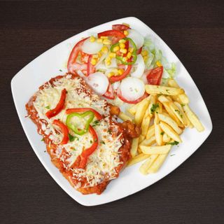 Suprema de pollo  a la napolitana con ensalada