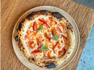 Піца з креветками та полуницею (480g)