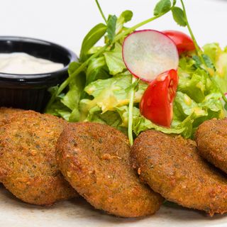 Фалафел със свежа салатка и Тахини сос 250 г