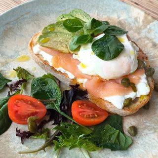 Сандвич с пушена сьомга, котидж сирене и яйце (300г)