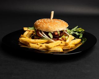 Burger Vegan﻿ Beyond meat + cartofi prajiti