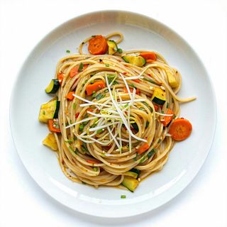 36. Spaghetti di soia saltati con verdure miste