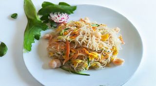 22b.Spaghetti di riso con gamberi e verdure