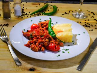 Tigaie picanta cu mamaliguta