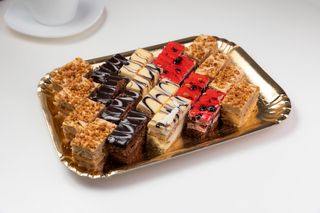 Platou mic - mini prăjituri asortate