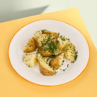 Рання картопелька у вершковому маслі з зеленню