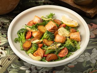 Salată cu somon copt și avocado