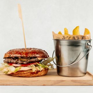 Fish burger s prilogom