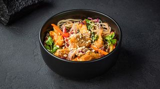 Салат з холодною рисовою локшиною та куркою