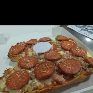 BOCAPIZA peperoni becon y champi+ PAPAS Y LATA