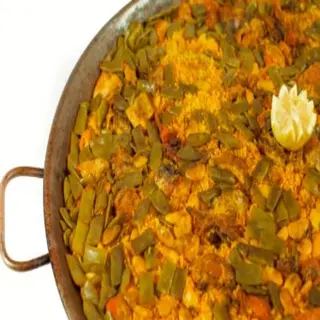Paella de pollo y conejo (ración)