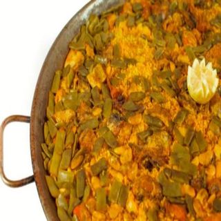 Paella de pollo y conejo (ración)