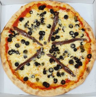 Pizza Con Pescado Romana (33 Cm.)