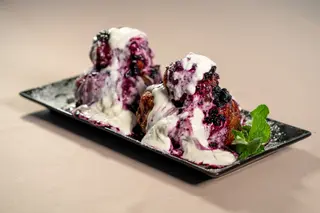 Papanasi cu dulceata si smantana