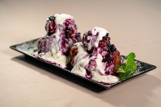 Papanasi cu dulceata si smantana