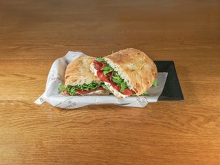 Bresaola, ricotta vaccina, rucola - media