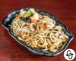 Massa Salteada com Gambas e Legumes