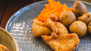 Nuggetsy z kurczaka z ziemniakami