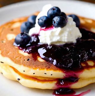 Naleśnik 1 szt. z powidłami z jagód leśnych, śmietana