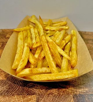 Порция пресни пържени картофки