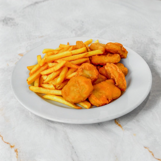 Nuggetsy , frytki , surówka