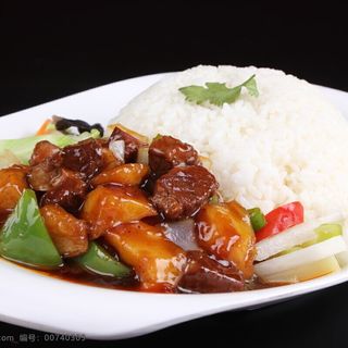 Tazon Ternera Salteado Con Verdura 牛肉盖饭