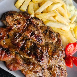 Svinjski vrat sa žara s prilogom