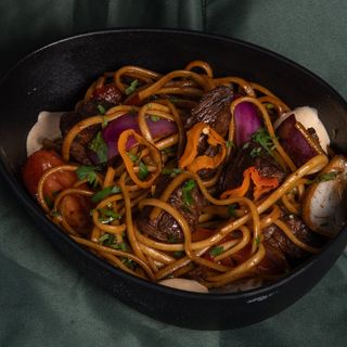 Tallarín saltado de ternera