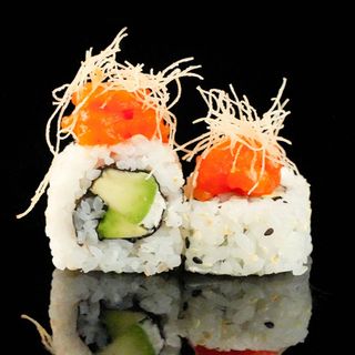 Uramaki salmón picante
