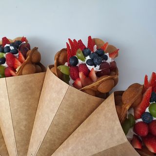 Bąbelkowy gofr z bitą śmietaną i owocami