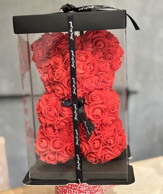 Czerwony Miś z drobnych różyczek