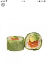 California De Rollo De Hoja De Arroz Con Ensalada Con Salmón Con Aguacate Y Queso (8 Pzs.)