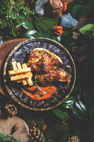 Цыплёнок на углях с хрустящим картофелем под соусом Ромеско