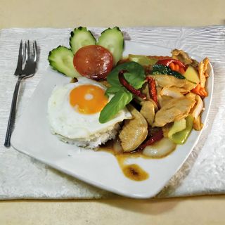 Pad ka phow sa okusom bosiljka i rižom