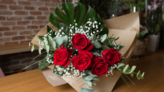 Šest ruža i dekoracija 