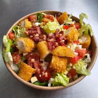 Ensalada De Pollo Crujiente  Y Bacón