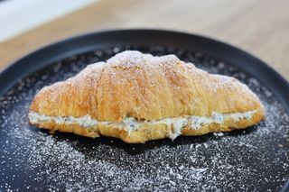 Croissant cu ciocolată albă și biscuiți