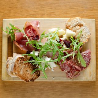 Плато за двама със селектирани италиански колбаси и сирена