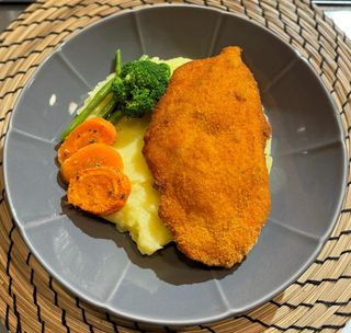 Snitel din piept de pui cu piure