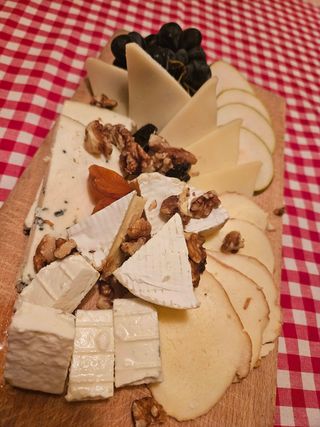 Deska Serów z orzechami i winogronami